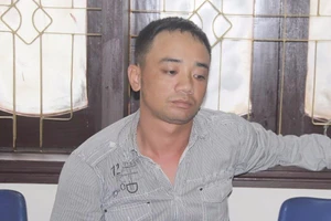 Tài xế taxi giả đội trưởng công an để 'bảo kê vỉa hè'