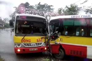 2 xe buýt đối đầu, tài xế bị thương, hành khách hoảng