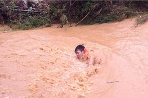 Lũ kinh hoàng cuốn trôi xe máy và 2 cô cháu