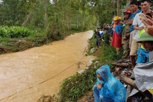 Từ Trung Quốc về thăm mẹ được 5 ngày bị lũ cuốn chết