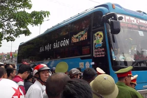 Quốc lộ 1A tắc 6 giờ vì tài xế xe giường nằm cố thủ