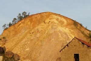 Video: Lở núi Chùa Khê kinh hoàng trong mưa