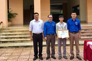 Tuyên dương học sinh cứu người phụ nữ bị lũ cuốn