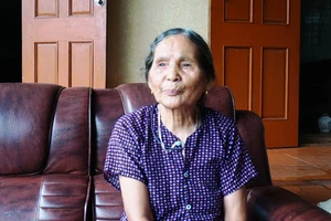 Vợ liệt sĩ: 'Tôi đang sống đây sao khai tử tôi'