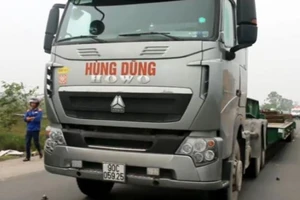 Xe đầu kéo húc đuôi xe máy, 2 người chết thảm 