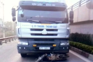 Xe tải tông xe máy, 2 cha con chết thảm 
