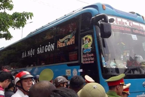 Xe khách gây ách tắc quốc lộ 1A: Phát hiện nhiều vỏ đạn