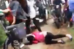 Cảnh cáo 3 nữ sinh lớp 10 đánh người gây xôn xao 