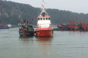 Cứu 13 ngư dân gặp nạn gần đường biên trên biển 