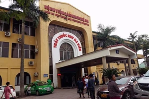 Cô giáo bất cẩn, 3 trẻ cấp cứu vì ăn bột thông bồn cầu