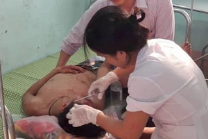 Khởi tố vụ vào trường 'nẹt pô' đánh thầy và trò