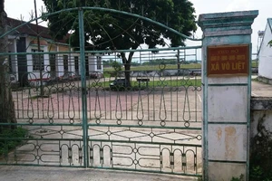 Kỷ luật nữ cán bộ địa chính nhận phong bì của dân