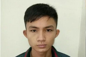 Lái ô tô tải đột nhập nhà dân, mở cốp xe máy