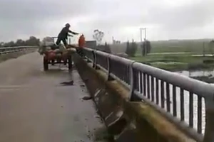 Vứt rác xuống sông bị dân quay clip, bị phạt 5 triệu