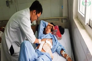 Cứu sống người Lào bị bắn 9 viên đạn vào ngực và bụng 