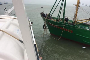 Khẩn trương cứu 9 ngư dân gặp nguy cấp trên biển 