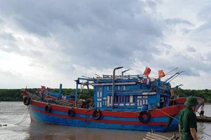 Hàng trăm người dân chung tay cứu 2 tàu cá trên biển