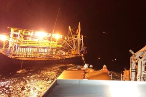 Cứu 6 ngư dân tàu hỏng máy trên đường phân định Bắc Bộ