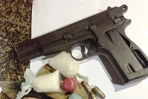 Vừa ra tù đã sắm súng, mua ma túy về chôn dưới nền nhà