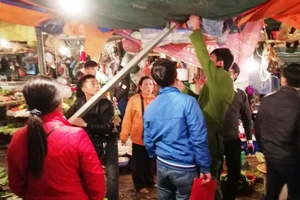 Tiểu thương hoảng hồn khiếp sợ vì ống sắt lao xuống chợ