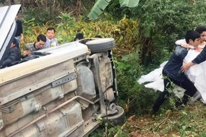 Xe rước dâu lật nghiêng, chú rể run lập cập