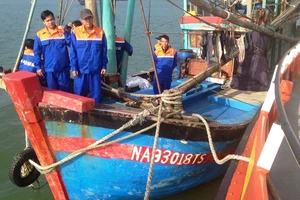 Cứu 10 ngư dân gặp nạn ở vùng đánh cá chung 