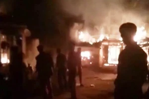 Đi xem bóng đá về, nghịch tử mua xăng đốt nhà