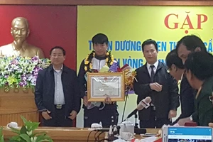 Hà Tĩnh vinh danh, thưởng nóng cho trung vệ Tiến Dũng