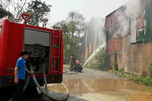 Cháy xưởng gỗ, hàng chục cảnh sát lao vào dập lửa