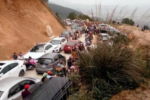 Dòng người chen chúc lên chùa Đại Tuệ dự lễ 