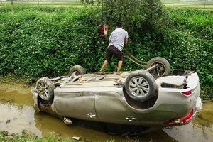 Xe hơi lật ngửa sau khi tông phụ nữ đi xe đạp điện