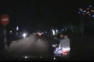 Truy tìm nhóm thanh niên chở 3 đánh võng, vu vạ xe hơi 