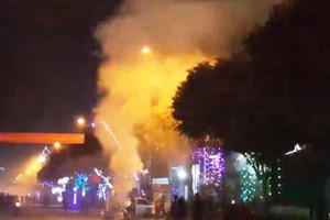 Hàng trăm người đốt pháo đêm giao thừa sẽ bị xử phạt