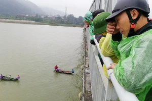 Cụ ông để lại khoản tiền, mảnh giấy rồi ra sông tự tử