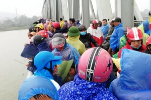 Dân đứng chật cầu xem việc tìm kiếm 1 phụ nữ nhảy sông