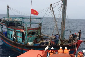 Cứu 8 ngư dân bị hỏng tàu, hết nước ngọt 