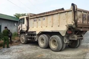 Xe ben tự trôi cán vào nhóm đánh bài