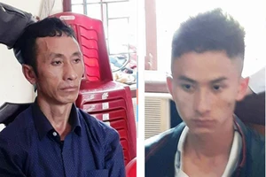 Hai cha con mang 5 bánh heroin, 2 kg ma túy đá