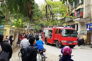 Cháy ở chung cư 40 năm, người dân hoảng loạn tháo chạy 