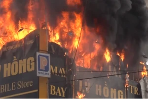 Siêu thị điện máy 2 tầng ở Nghệ An bị thiêu rụi