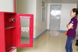 Dân căng băng rôn cầu cứu vì chung cư chưa có PCCC