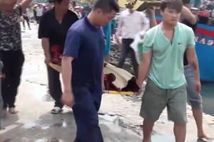 Đưa thi thể ngư dân tử vong trên biển về đất liền 