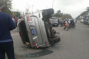 Toyota biển xanh bị lật sau khi tông xe Vios