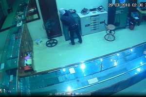 Đột nhập tiệm vàng từ lầu 4, tên trộm lấy gần 700 triệu