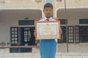 Bộ trưởng Giáo dục tặng bằng khen cho HS trả lại 24 triệu