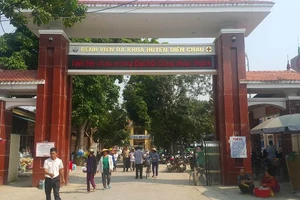 Người nhà bệnh nhân say rượu, lao xe vào bệnh viện quậy