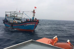 Cứu 13 ngư dân bị nạn trên biển