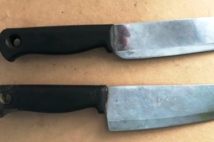 Vợ cấp cứu, chồng mang 2 dao vào viện tìm người gây tai nạn