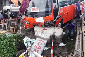 Xe khách tông xe hơi rồi đâm một phụ nữ “bay” xuống sông