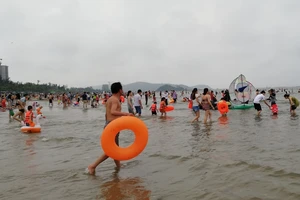 Du khách nườm nượp đổ xô về biển Cửa Lò 